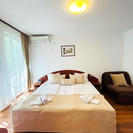 Family Hotel Helios Slăntjev Brjag Exteriör bild