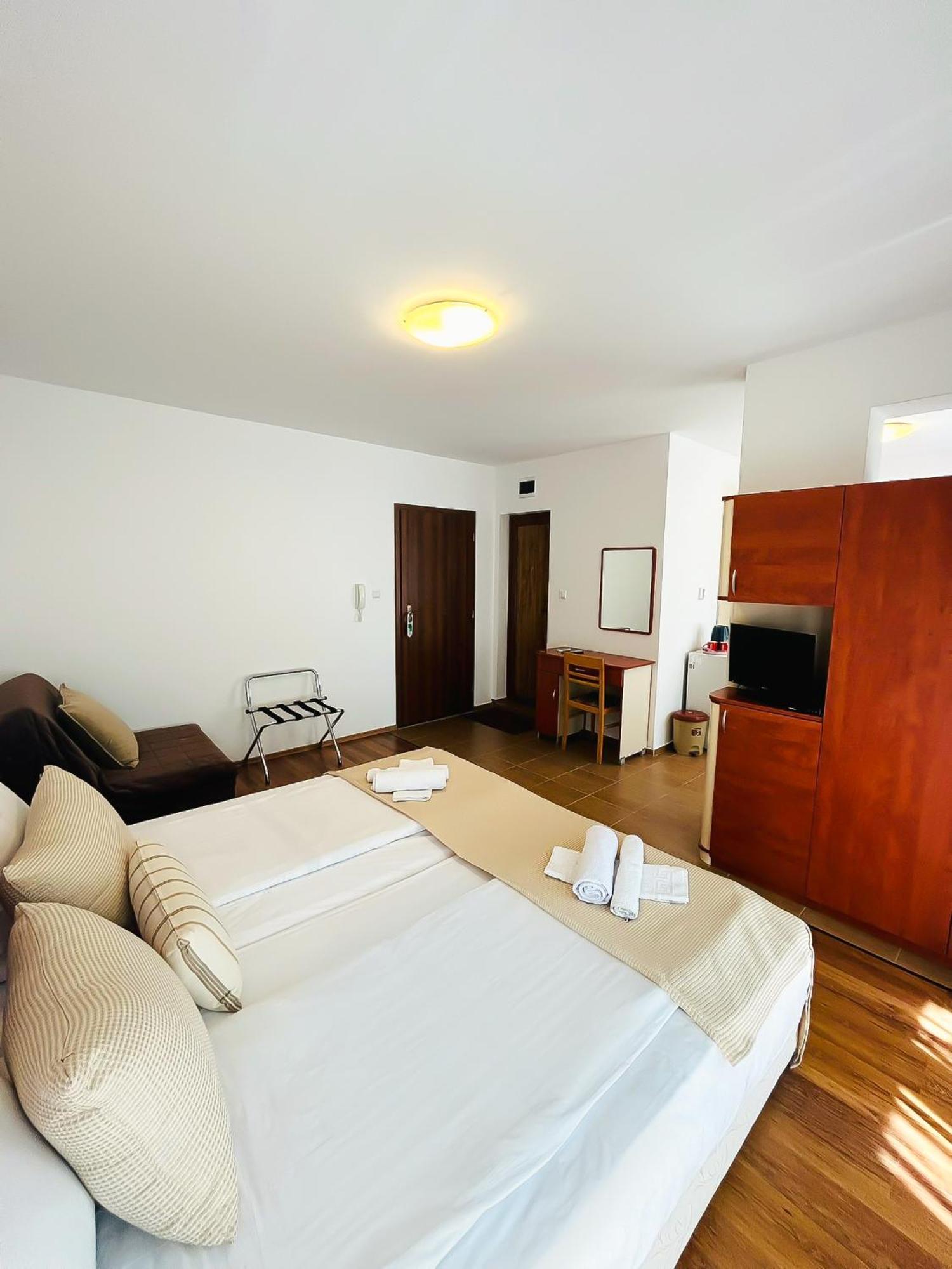 Family Hotel Helios Slăntjev Brjag Exteriör bild