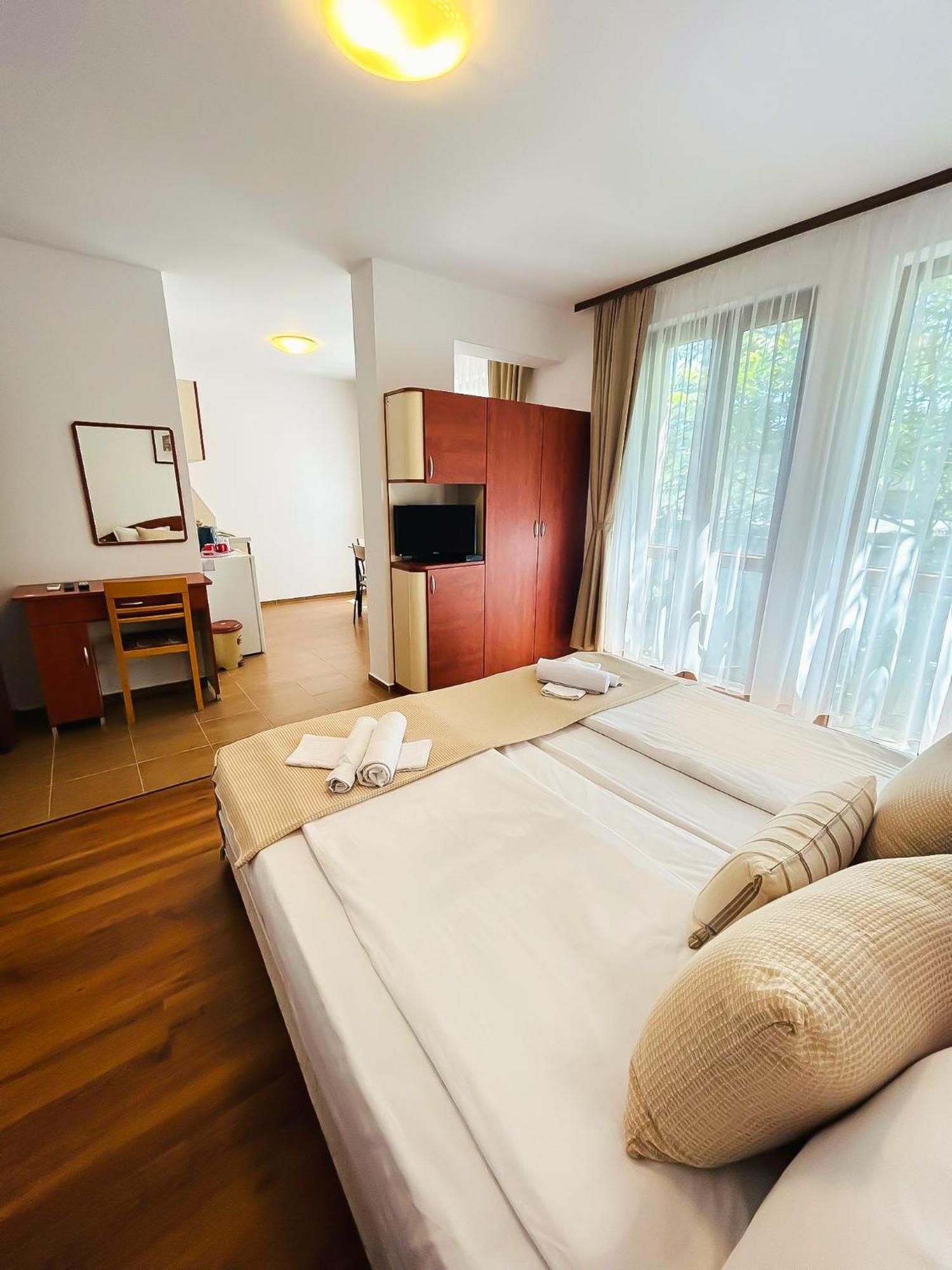 Family Hotel Helios Slăntjev Brjag Exteriör bild