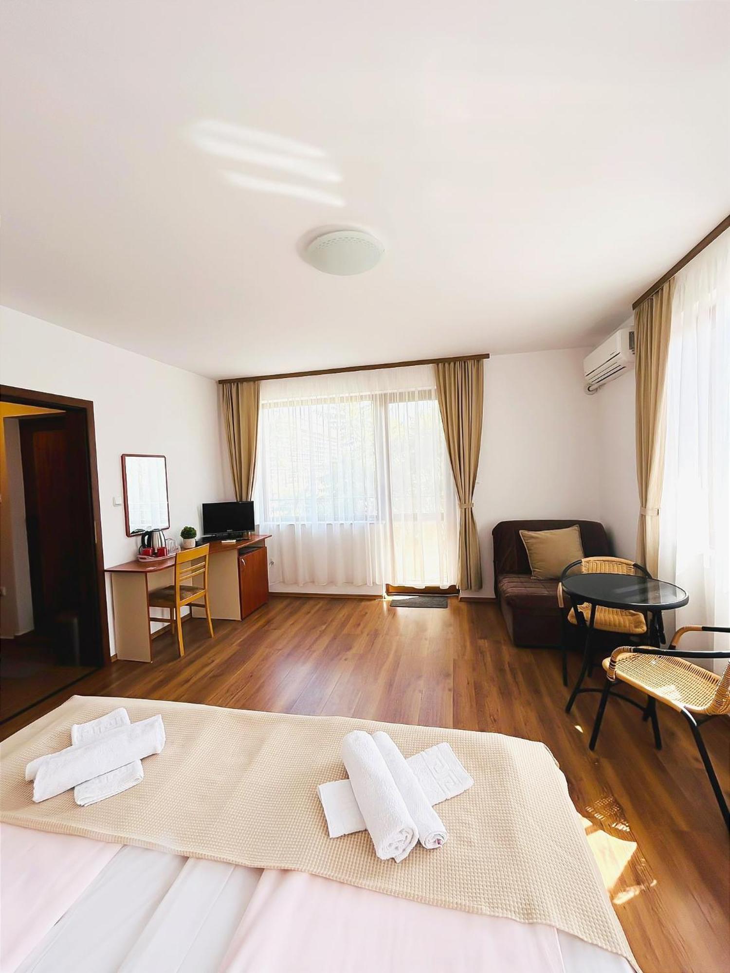 Family Hotel Helios Slăntjev Brjag Exteriör bild