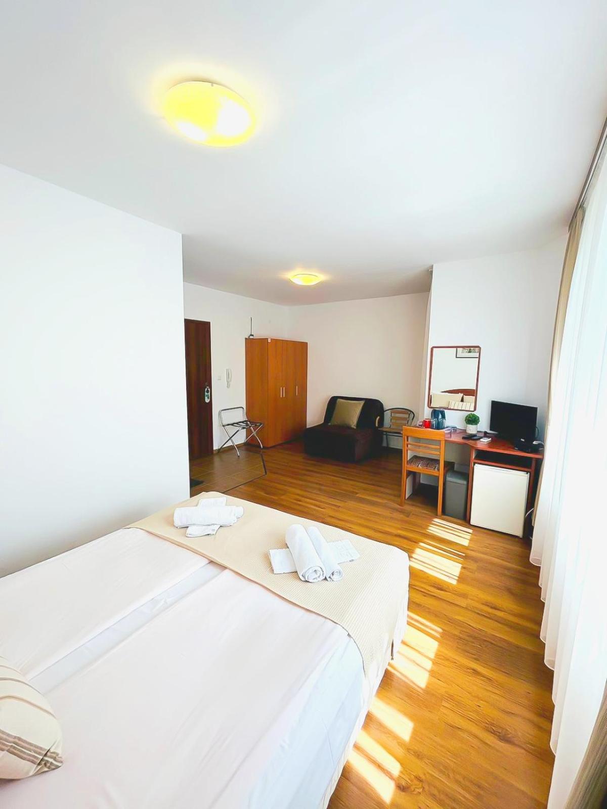 Family Hotel Helios Slăntjev Brjag Exteriör bild
