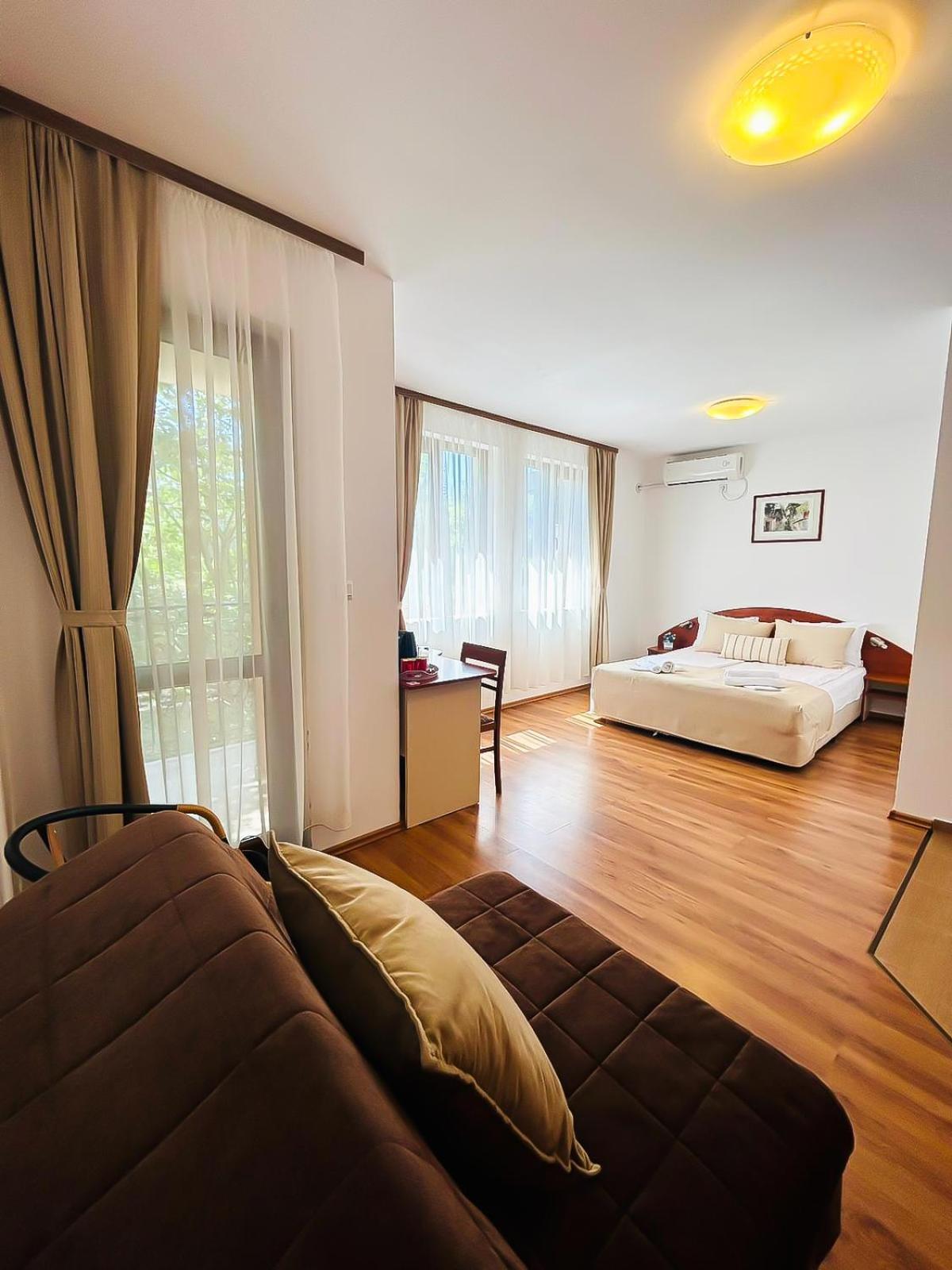 Family Hotel Helios Slăntjev Brjag Exteriör bild
