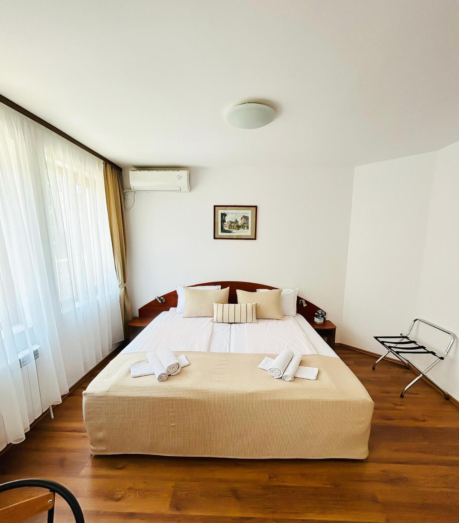 Family Hotel Helios Slăntjev Brjag Exteriör bild