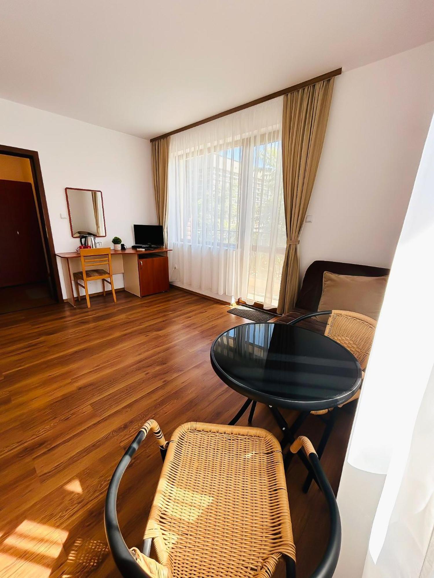 Family Hotel Helios Slăntjev Brjag Exteriör bild