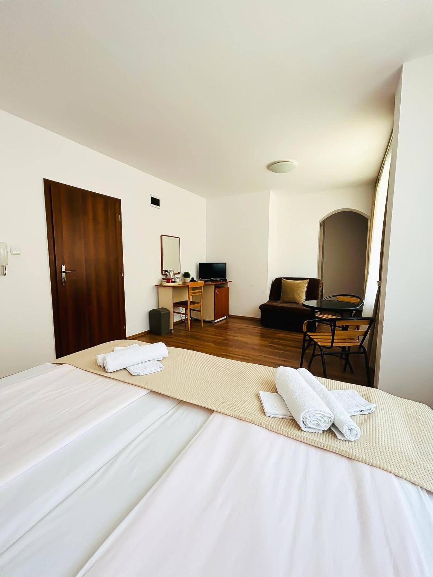 Family Hotel Helios Slăntjev Brjag Exteriör bild