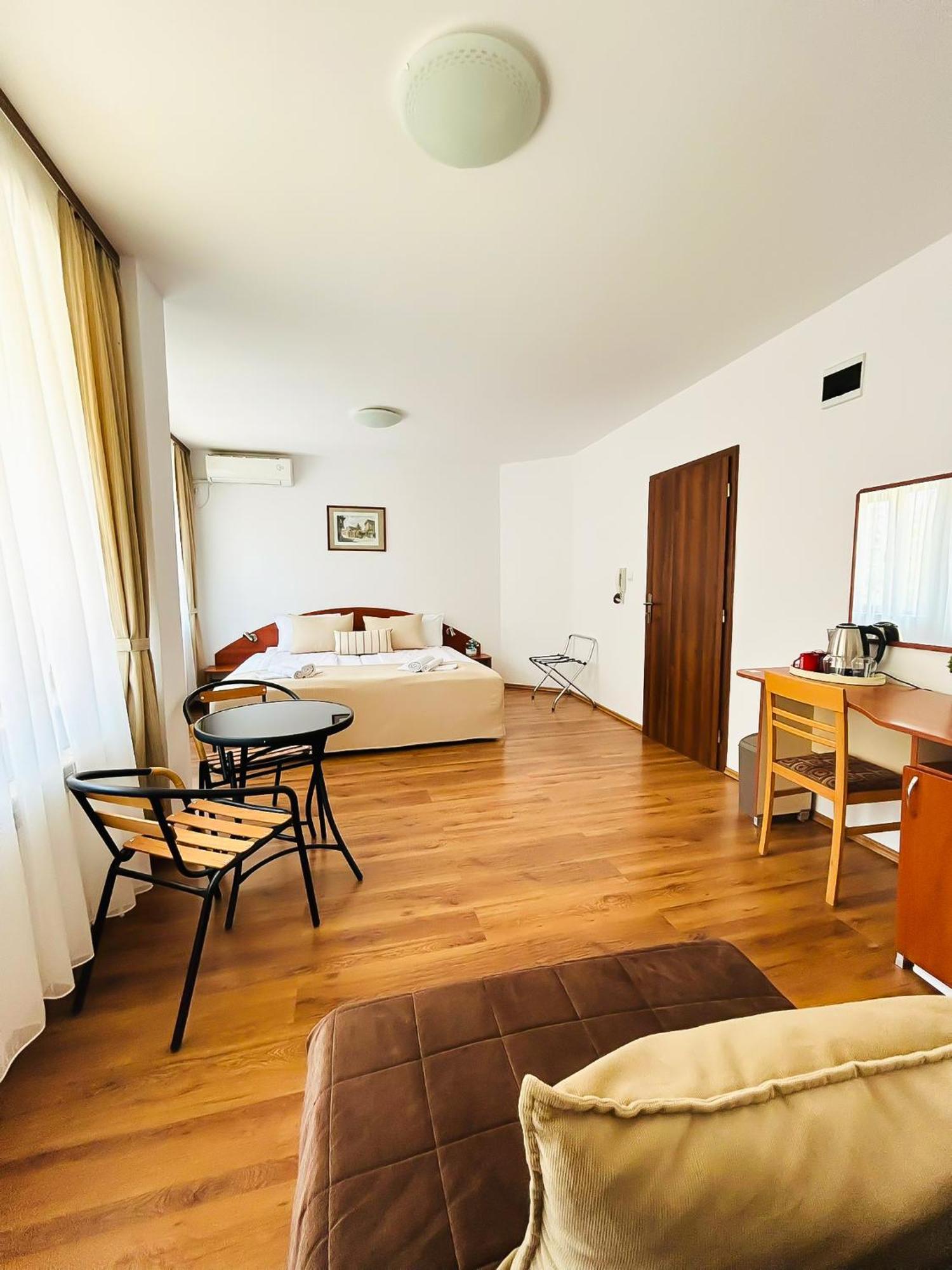 Family Hotel Helios Slăntjev Brjag Exteriör bild