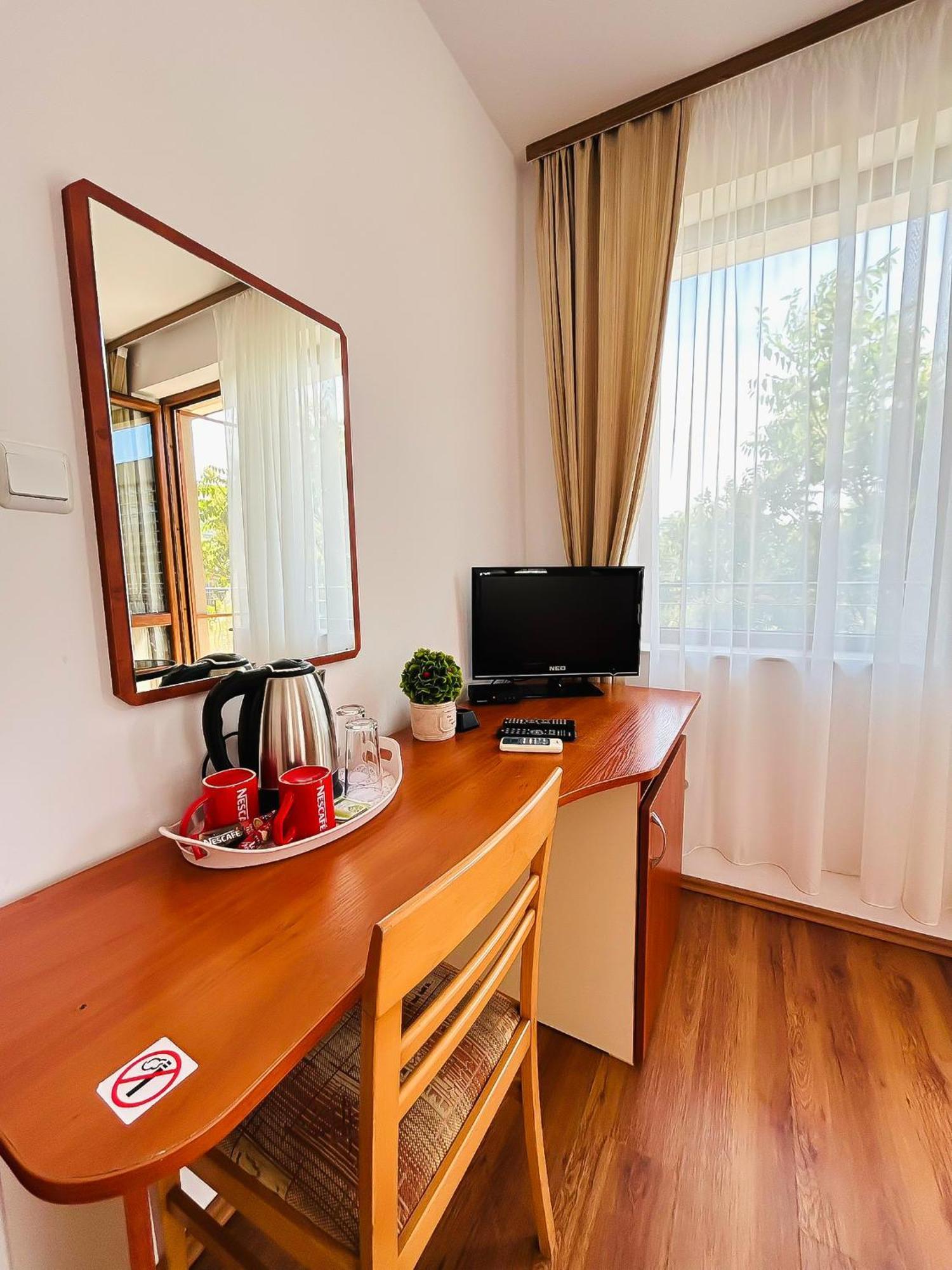 Family Hotel Helios Slăntjev Brjag Exteriör bild