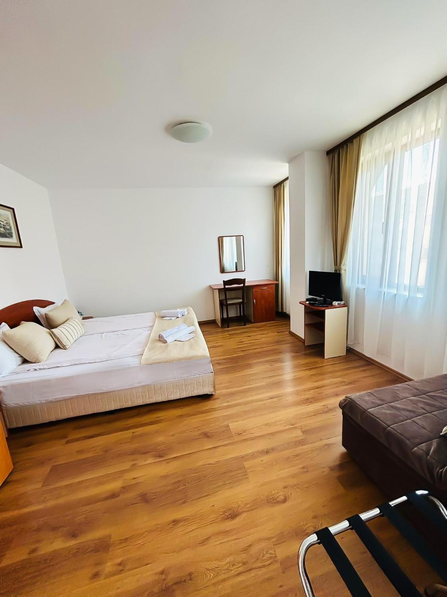 Family Hotel Helios Slăntjev Brjag Exteriör bild