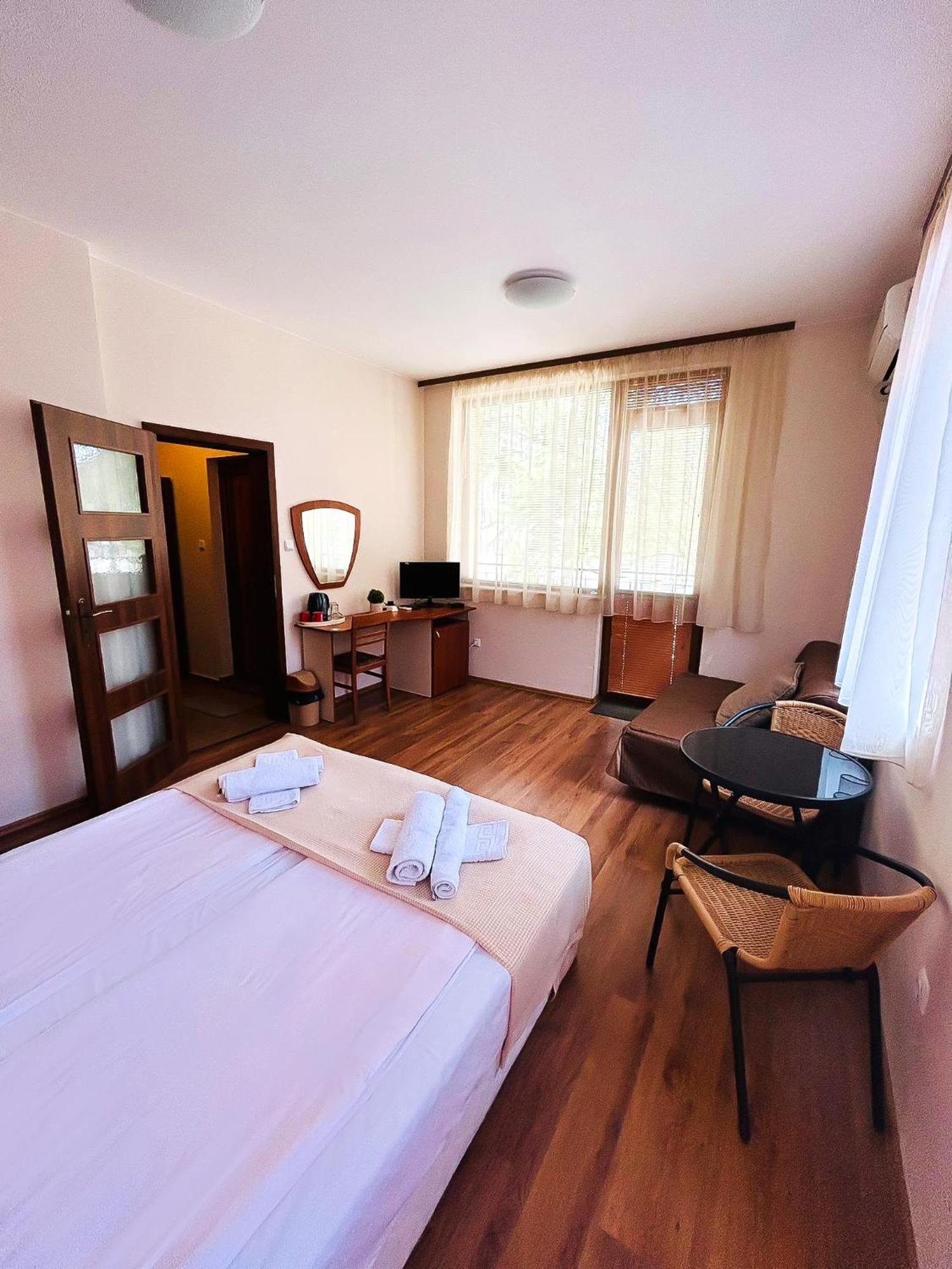 Family Hotel Helios Slăntjev Brjag Exteriör bild